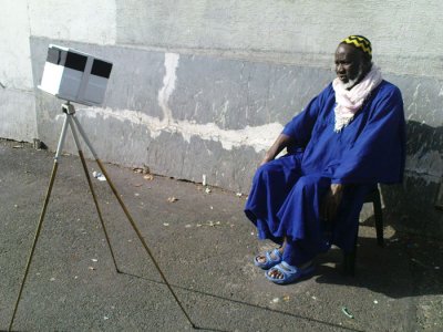 Camara pose devant le sténopé