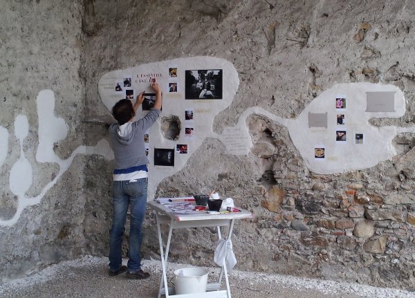 création mur à la chaux puis collages et tampons-pochoirs