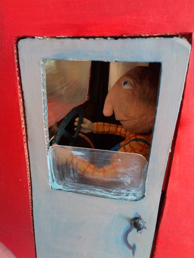 Marionnette dans camion carton "Petit détail"
