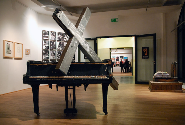 Expo Carles Santos à Barcelone (système mécanique croix qui tombe)